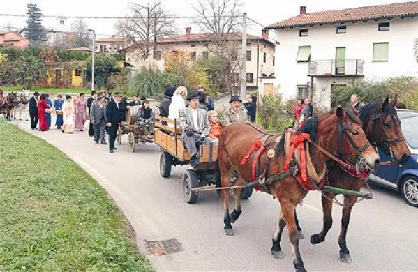 Danes popoldne je po  vaseh občine Renče-Vogrsko  zapeljala furenga z vinom. 