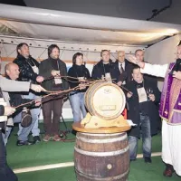 Medtem ko je na Vogrskem vino krstil domači župnik, so krst mladega vina v Medani (na fotografiji) domači vinogradniki zaupali kar zaigranemu duhovniku. 