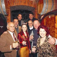 K Svetem Martinu je prišla tudi večina županov z Goriškega. Veselo druščino sta sprejeli vipavska vinska kraljica Tina Trbižan in gospodarica kmetije Boža Stegovec (desno).   