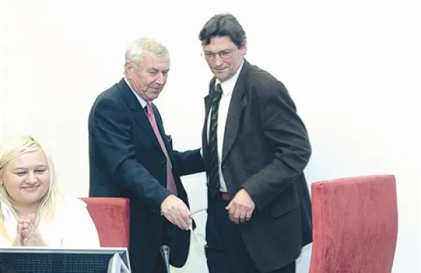 Čeprav Igor Kolenc še ni mogel vzeti vseh vajeti  občinske uprave v svoje roke, je v četrtek (od najstarejšega svetnika Silvana Saua) prevzel vodenje občinskega sveta. 