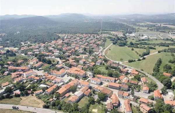 V novem delu Divače (zgornji del fotografije) so do plinskih priključkov prišli vsi, v starem (spodaj) pa ne.