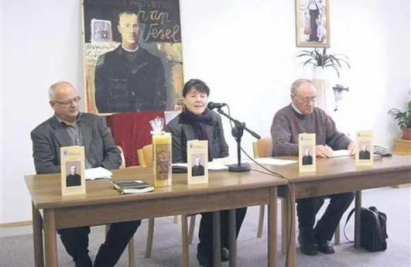 Janez Škrlep, Marija Cvetek in Silvo Fatur (z leve) so pod Veselovim portretom govorili o njegovem delu 