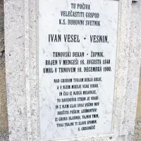 Obnovljen Veselov nagrobnik s posvetilom pesnika Simona Gregorčiča ... 