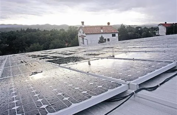Na strehi dvorane v Kobjeglavi stoji ta trenutek največja sončna elektrarna na Krasu.