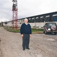Včeraj so na Barki začeli graditi eno večjih sončnih elektrarn v kraško-brkinskih občinah. Postavil jo bo Jože Trebec, na južni strani strehe svoje perutninske farme, ki je dolga 152 in široka sedem metrov. Elektrarna bo imela 440 modulov s 1060 kvadratnimi metri površine in nazivno moč 103,4 kilovata. Gradilo jo bo podjetje Pinsol, ki obeta, da bo priključena do konca leta.  Ker ima streha  optimalno smer slemena vzhod-zahod, se je Trebec odločil za naložbo. Pri tem, poudarja, je treba poznati področje: “Izbor ponudnikov je velik in na trgu so različne naprave, glede kakovosti in cene.” Zato je vložek v posamezen kilovat nazivne moči od 2.600 evrov do 3.200 evrov (plus ddv in morebitne bančne obresti).