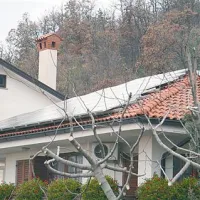 Prva  na strehi stanovanjske hiše pa je pri Rogičevih v Sežani. 