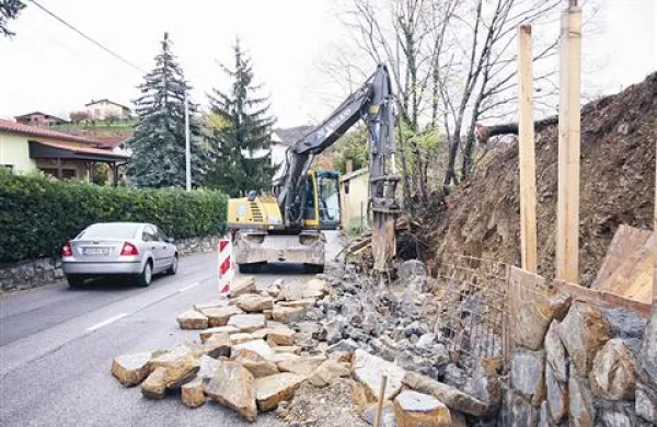 Gradnjo, ki dobri dve leti domačinom para živce, naj bi spomladi le končali. 