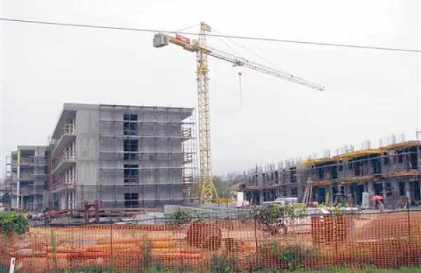 Objekt A (levo), kjer naj bi sto postelj  najel Dom upokojencev Nova Gorica, je že pokrit. Dogovora o najemu pa še ni, saj želi DU nižjo  najemnino. 