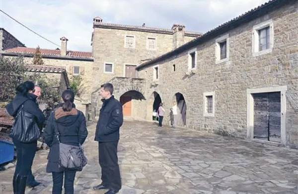 Posestvo Grondali v Abitantih preseneča s svojo dovršeno kamnito podobo.   