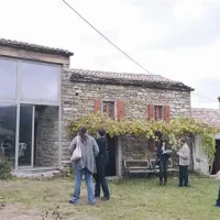 V Mihotovi domačiji v Pisarih je lastnik med obnovo uporabil zanimivo stekleno konstrukcijsko rešitev.