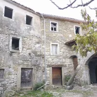 Mestna občina Koper postopoma odkupuje lastništvo v Bržanovi domačiji, saj si le tako lahko obetajo možnost prijave na evropske razpise.  