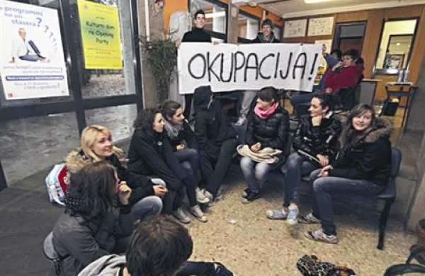 Dijaki slovenskih šol v Trstu in Gorici nameravajo vztrajati s protestom do srede, svetovnega dneva študentov.
