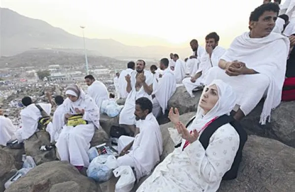 Verniki se bodo po današnjem dnevu na gori Arafat v torek vrnili v Mino, kjer bodo po jutranjih molitvah opravili simbolično kamenjanje hudiča in žrtvovali živali.