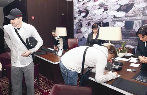 Urejanje hotelskih formalnosti v Kempinskem (na fotografiji sta napadalca Milivoje Novaković in Nejc Pečnik) je potekalo še včeraj dopoldne.