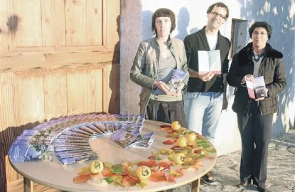 Pri nastanku osvežene brošure so med drugimi sodelovali  (z leve): Tanja Godnič, Tom Ločniškar in Majda Brdnik