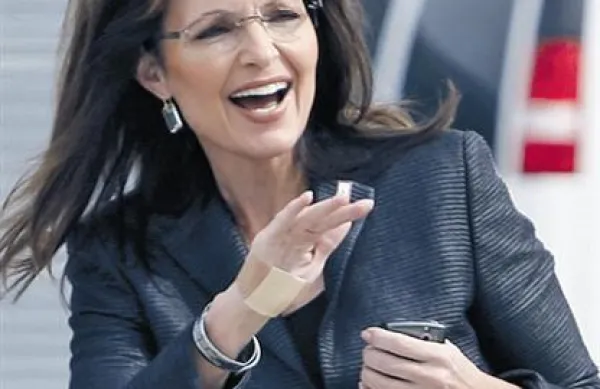 Sarah Palin je “zablestela” s številnimi ne ravno bistroumnimi izjavami, med najbolj izstopajočimi je potegavščina o telefonskem klicu Sarkozyja, kjer ji je že francoski naglas bil dovolj kredibilen, da je sprejela predsednikovo povabilo na lov na tjulnje mladiče.