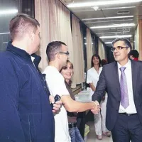 Minister Dorjan Marušič (desno) je ob otvoritvi skupne urgence pozdravil zdravstvene delavce, ki so prebili led 