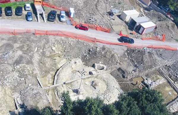 Vodni zbiralnik na Muzejskem trgu je po novem jabolko spora med strokovnjaki na kulturnem ministrstvu in v zavodu za varstvo kulturne dediščine.  