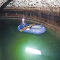 Ob odkritju cisterne se je v podzemne globine podal jamar Franc Malečkar.