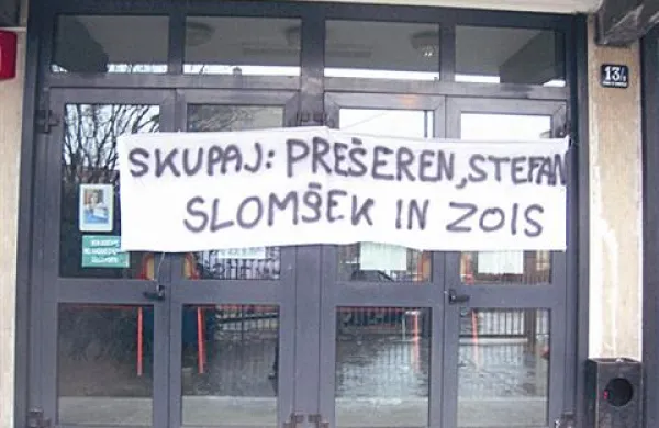 Protestniki menijo, da šolske reforme v Italiji ne smejo zajeti slovenskih šol, temveč morajo te dobiti lastno trajno avtonomijo v okviru dežele Furlanije-Julijske krajine (FJK) po zgledu nemških šol na Južnem Tirolskem oziroma francoskih šol v Dolini Aoste.