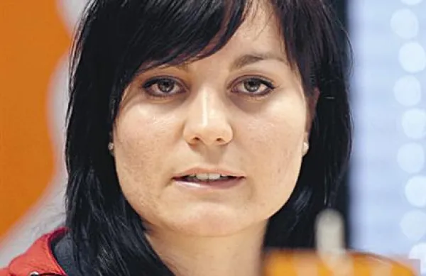 Katja Šoba ocenjuje tudi, da je šlo za politično trgovino pri iskanju podpore zakonu. Ob tem navaja, da naj bi bile po neuradnih informacijah v zameno za podporo ponujene štipendije.