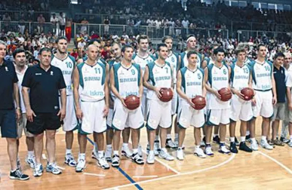 Prijateljska tekma Slovenija : Poljska, kot priprava na svetovno prvenstvo na Japonskem, v večnamenski dvorani Bonifika leta 2006.