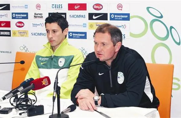 V Portorožu sta včeraj dopoldne pred novinarje na  tiskovni konferenci stopila nogometaš  Robert Koren (levo) in selektor Matjaž Kek
