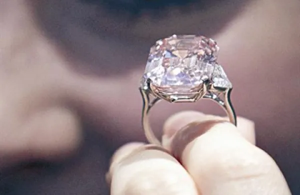 Redek rožnati diamant so prodali za rekordnih 45,4 milijona švicarskih frankov (34 milijonov evrov).