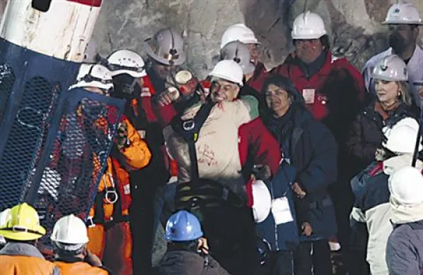 Dejanje žensk je navdihnila rudarska nesreča s srečnim koncem, ko je bilo 33 rudarjev v rudniku na severu Čila več kot dva meseca ujetih pod zemljo.