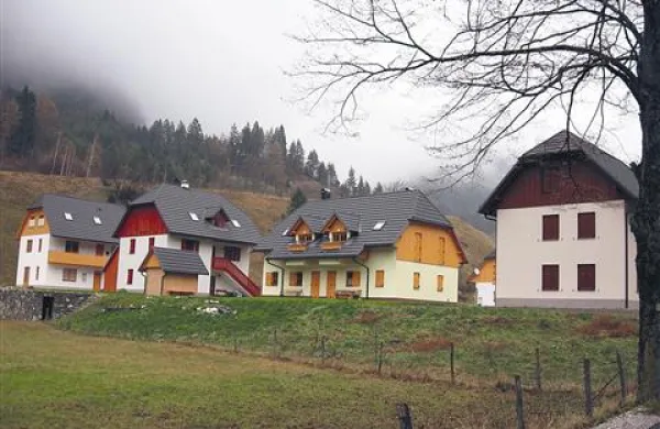 Log pod Mangrtom je danes sodobna vas z novimi hišami