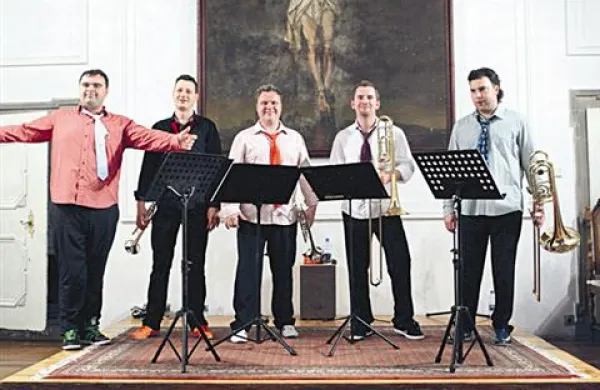 Člani vokalno-instrumentalne skupine Crescendo je za skladbo Prleška napitnica prejela nagrado za najboljšo narečno popevko 2010. 