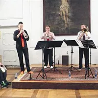Na svojem repertoarju imajo komorno glasbo klasičnega, fanfarskega in tudi zabavnega stila. 