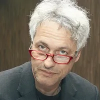 Marc Ribot: “Nekdaj smo imeli kolikor toliko utečen sistem plačevanja skladateljev in glasbenikov, ki ga zdaj ni več. Izginil je, ne da bi ga nadomestil kakšen nov.”