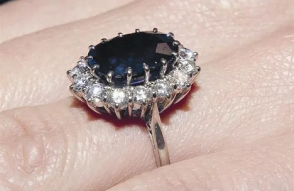 Dragoceni prstan, ki je nekoč pripadal britanski princesi Diani, ima moder safir, obdan z diamanti