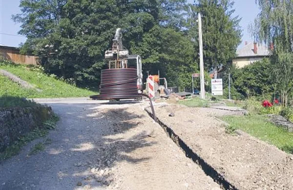 Med naselji, ki po mnenju Petohleba in Podbregarja niso bila upravičena do gradnje optike po tem razpisu, je tudi Prestranek 