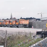 Tovornjaki, ki so do nedavnega  izkopni material odvažali na deponijo  Šared, zdaj počivajo  