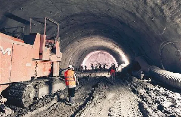 Podjetje CMS naj bi zaradi finančnih težav ne plačevalo podizvajalcev gradnje.