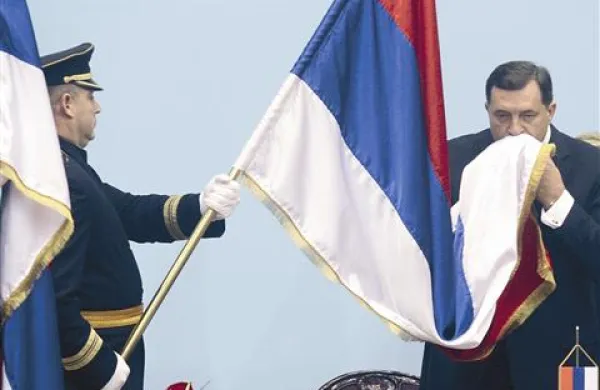 Novoizvoljeni predsednik Republike srpske (BiH) poljublja srbsko zastavo