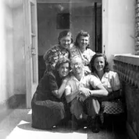 Uredništvo Primorskih novic  avgusta 1951 na balkonu stanovanja ruskega bloka ob Kidričevi ulici v Novi Gorici (Mrakova v zadnji vrsti na  levi)
