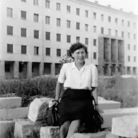 Cvetka Mrak maja 1953 na gradbišču pred stavbo današnje mestne občine v Novi Gorici