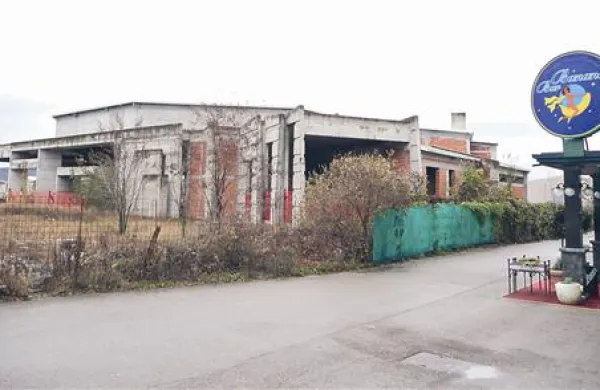 Skelet nedokončane Lune straši v Sežani  