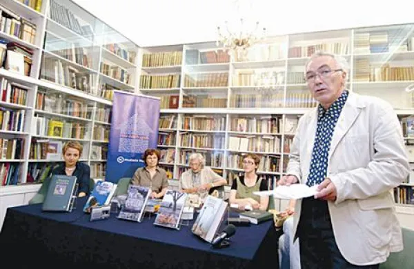 Aleš Berger je bil dolgoletni urednik založbe Mladinska knjiga. Prevaja zlasti moderno francosko poezijo in prozo. Za svoje delo je prejel številne nagrade, Sovretovo (1983), nagrado Prešernovega sklada (1987), Župančičevo (1993) in Rožančevo nagrado (1998).