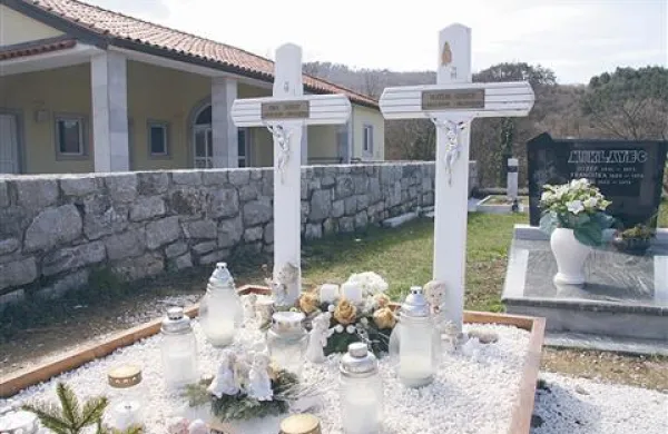  Bratca in sestrico so položili v prerani grob na pokopališču v Šmarjah