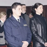 Kristina Mislej ob razglasitvi sodbe - v ozadju starša obsojene