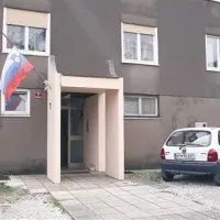 Družinska tragedija se je zgodila v stanovanju sežanskega bloka, v Ulici Ivana Turščiča