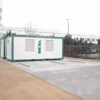 Dva bivalna zabojnika za brezdomce so pred stavbo Telekoma namestili včeraj, tretji zabojnik naj bi pripeljali danes