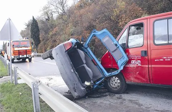 Twingo se je po zanašanju ustavil na nasprotni strani ceste in vanj je trčil manjši tovornjak