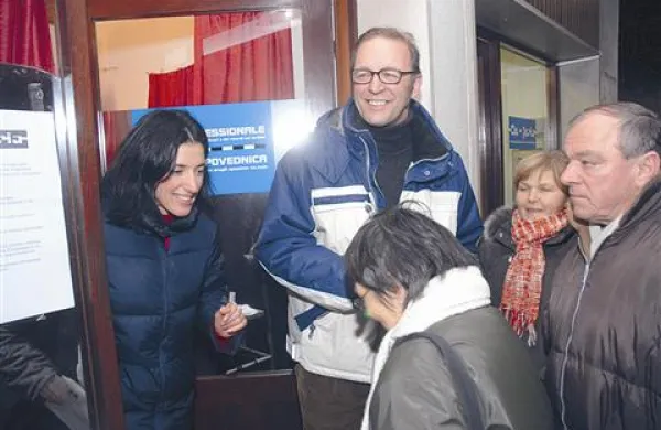 Anja Medved (levo) med čezmejno urbano akcijo, dokumentirano v videu Ordinacjia spomina 
