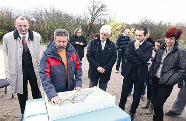 Maketo je ob okoljskem ministru Roku Žarniću (v sredini) včeraj preizkusil tudi Ljubomir Daničič,  predsednik Medobčinskega društva slepih in slabovidnih Koper 