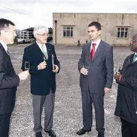 Direktor podjetja Soline Alojz Jurjec (levo), minister Roko Žarnić, Danilo Tomšič iz Mobitela in piranski župan Peter Bossman so se strinjali, da so soline lahko primer dobre prakse sožitja narave in človeka